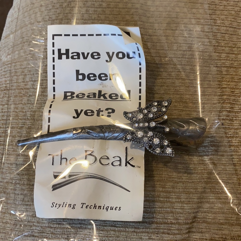 🤍NWT The Beak Crystal & Metal Hair Clip